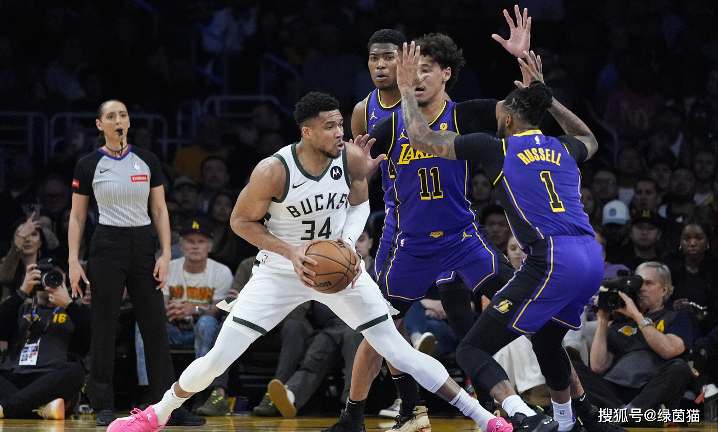 kaiyun sports-詹姆斯新星险胜表现突出，日本队前途光明！观众掌声雷动-kaiyun sports